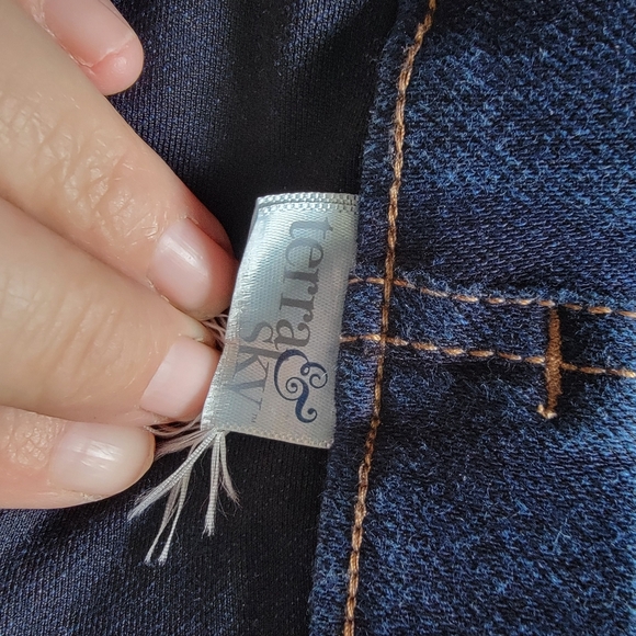 ⚘️ 2/$15. Terra & Sky denim capris for women. Size unknown. Waist is 35" - Picture 2 of 5